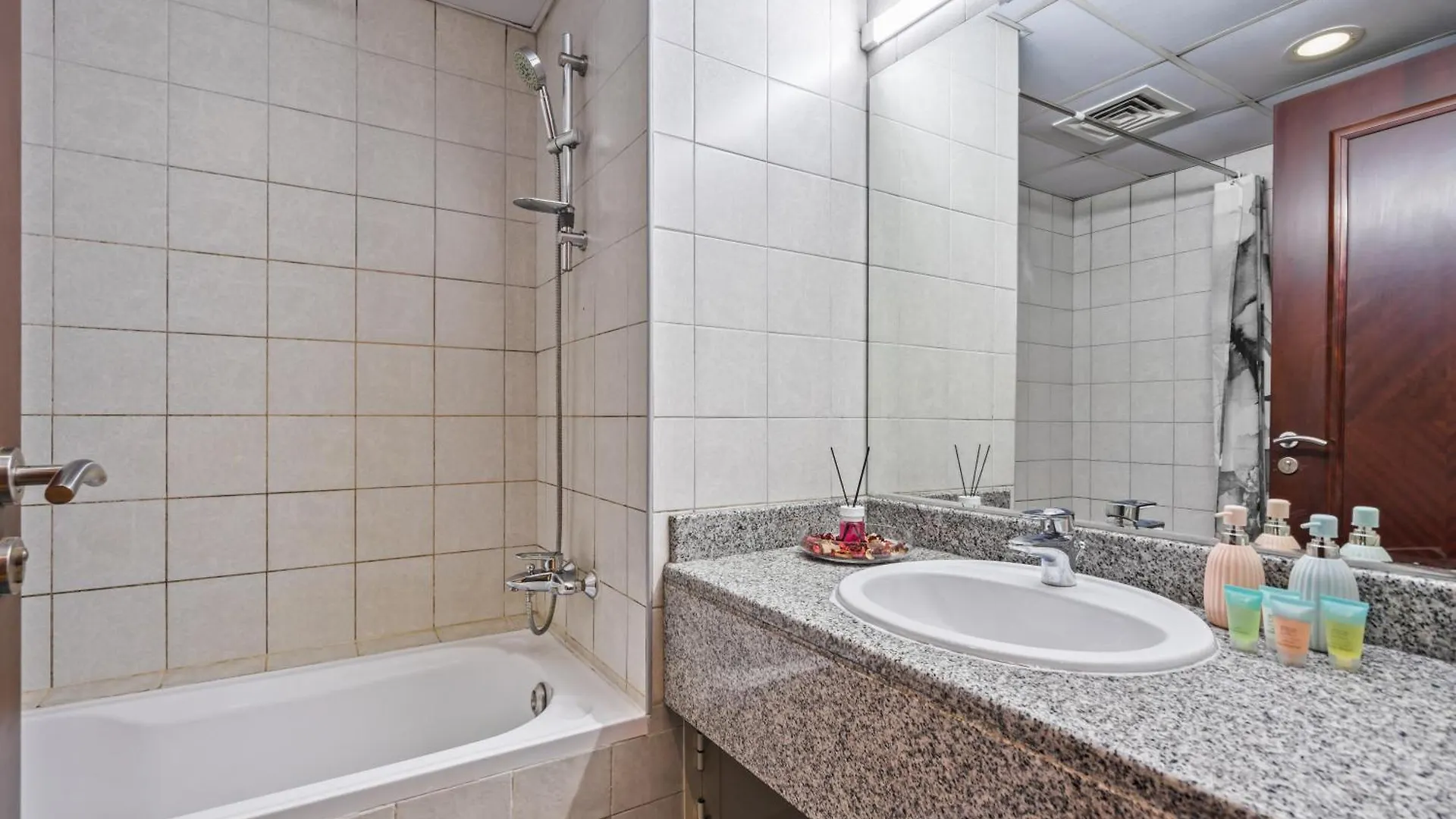 Chic Dubai Studio In Discovery Gardens Apartment United Arab Emirates